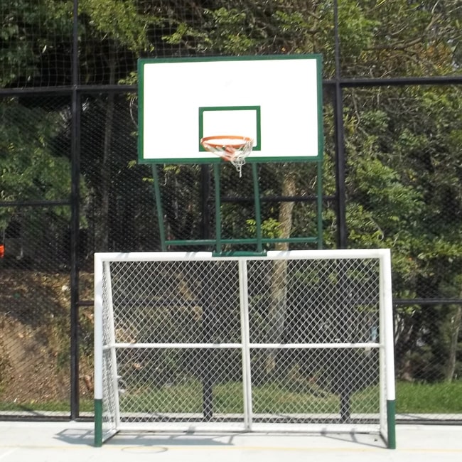 Cancha para fútbol y basquetbol con estructuras metálicas y mallas, para mayor resistencia y para diversión segura de niños.