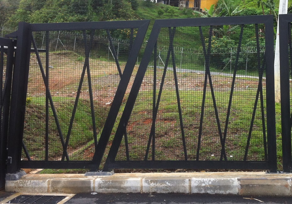 Cercado con malla eslabonada de alta resistencia para protección y seguridad en exteriores.